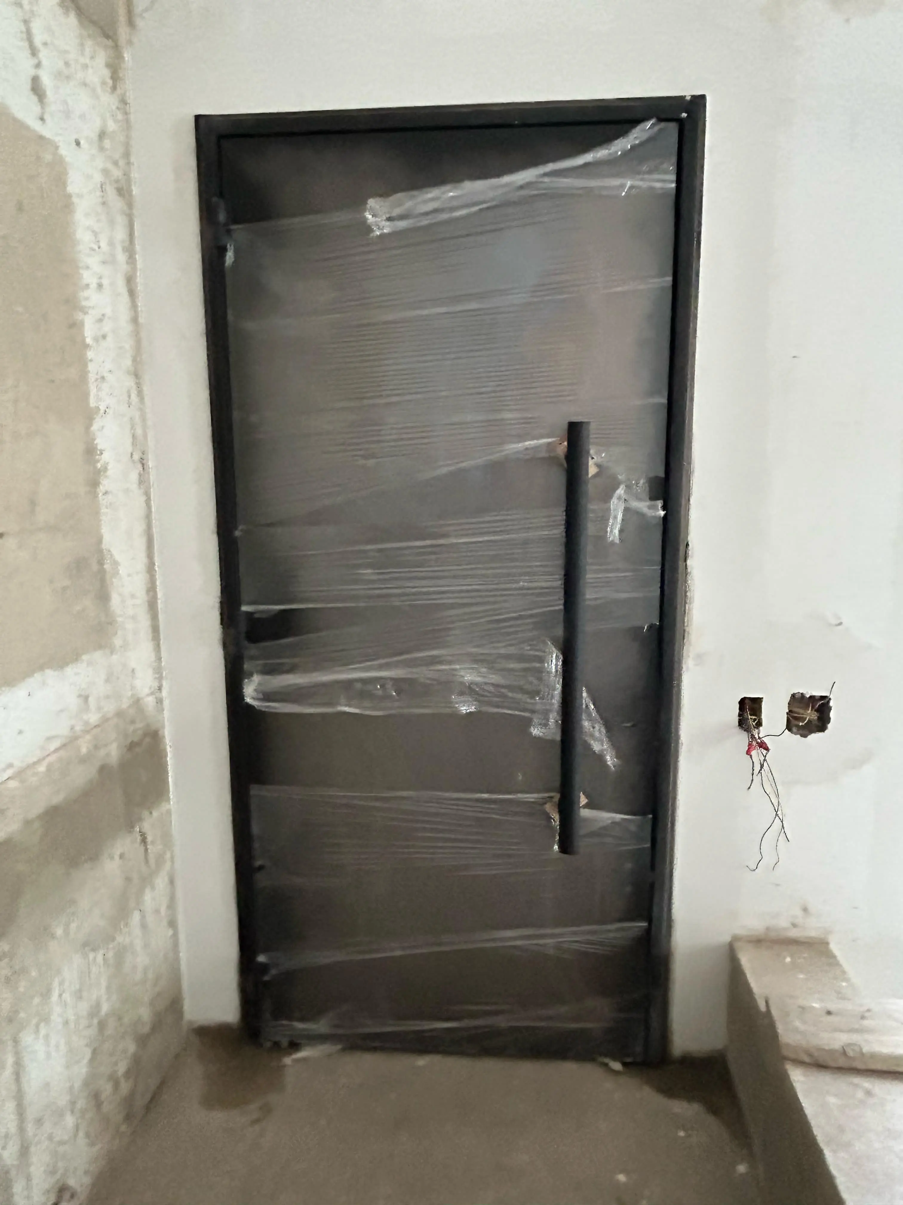 Puerta de seguridad en madera con cerradura biométrica en Bogotá.