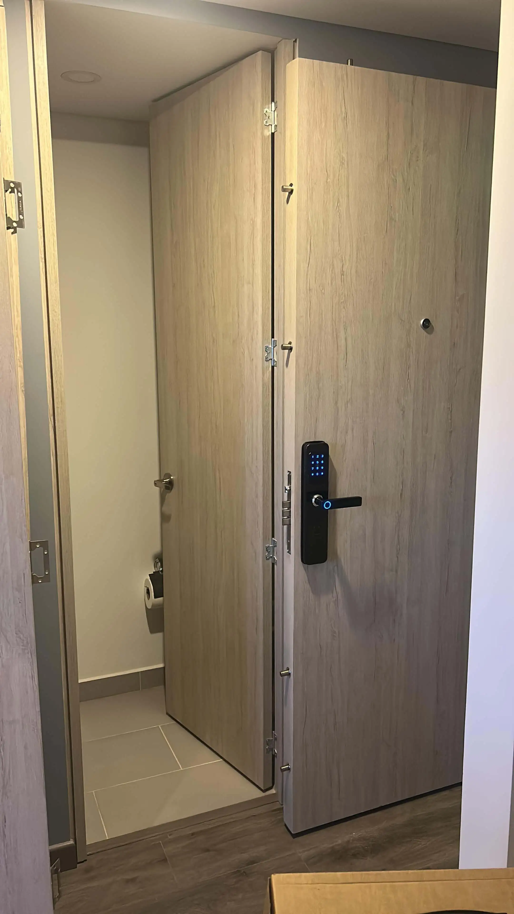 Puerta de seguridad moderna en madera con diseño minimalista en Bogotá.