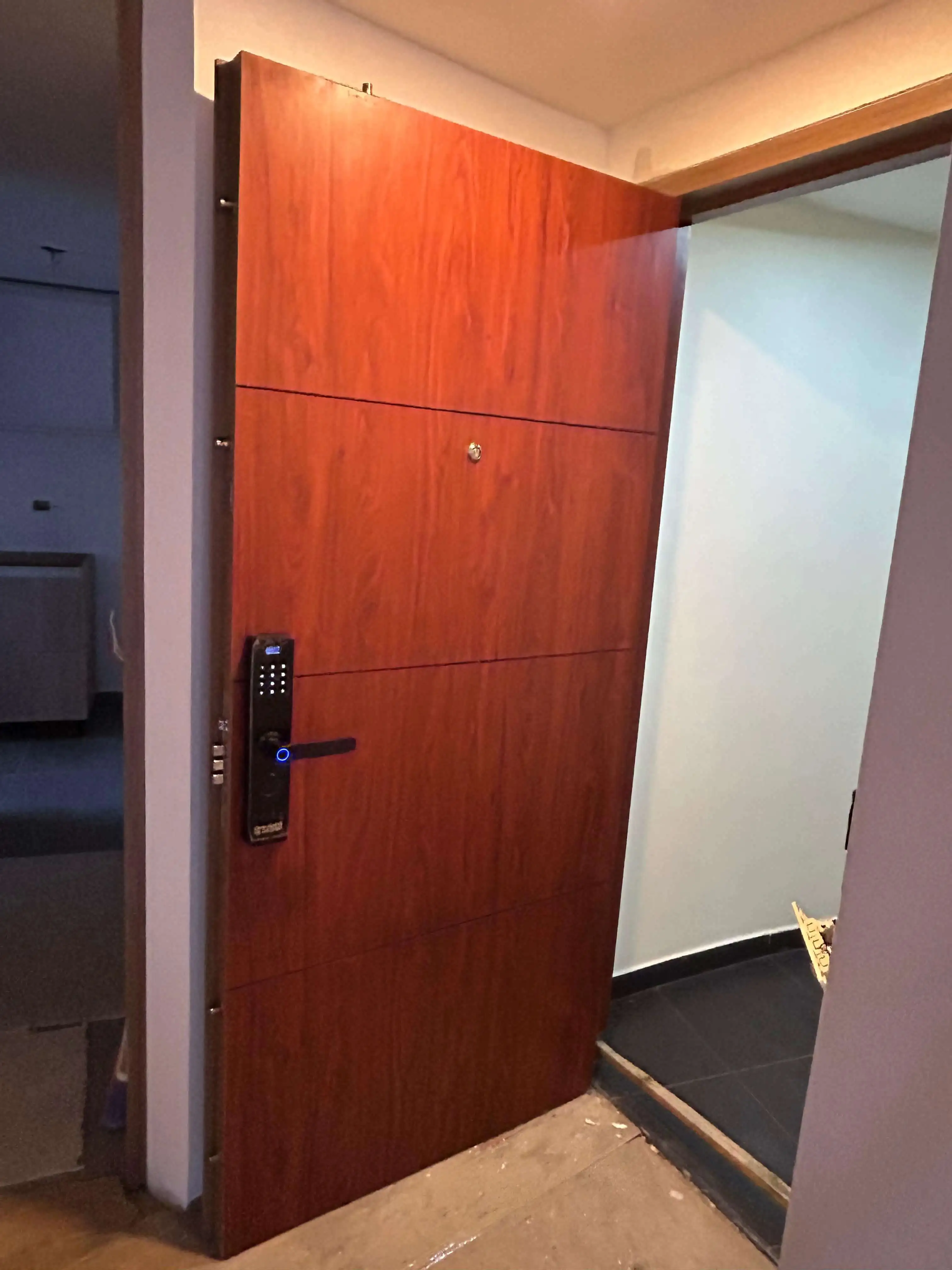 Instalación profesional de puerta de seguridad en madera en Bogotá.