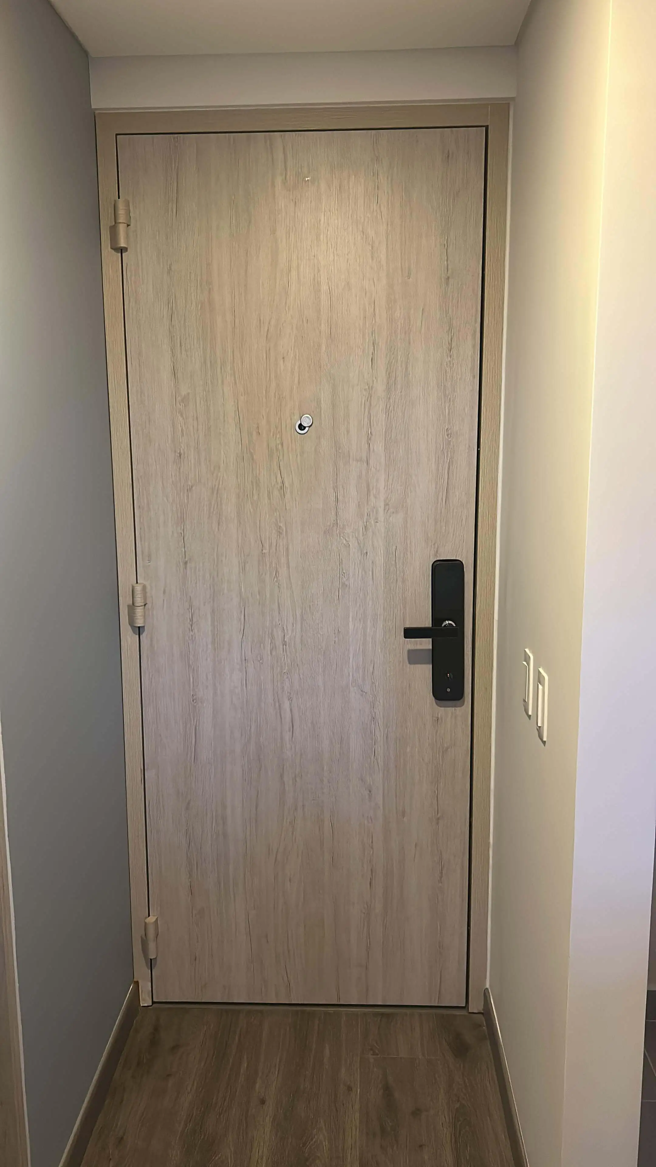 Cerradura digital de puerta de seguridad en madera, instalación en Bogotá.